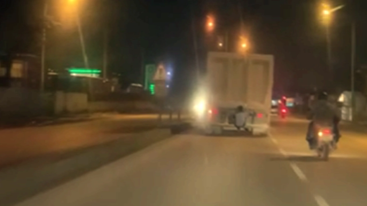 Trafikte tehlikeli görüntüler: Hafriyat kamyonunun arkasına asılıp yolculuk yaptı