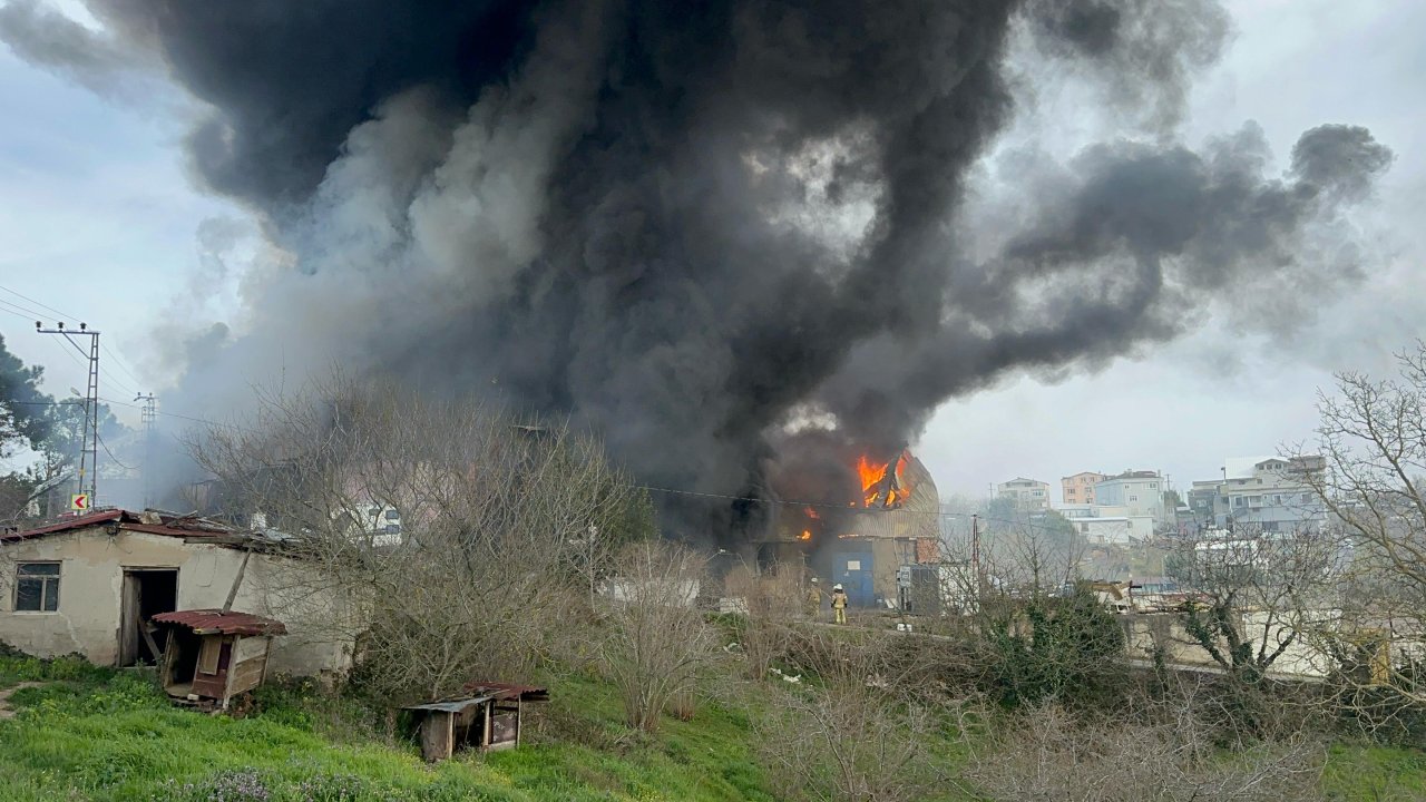 Fabrikada korkutan yangın: Çok sayıda ekip sevk edildi