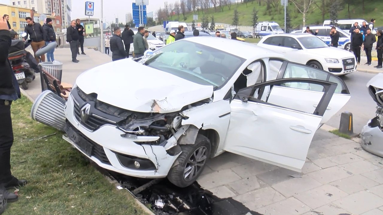 İstanbul'da zincirleme kaza! 4 araç birbirine girdi: 1 ölü