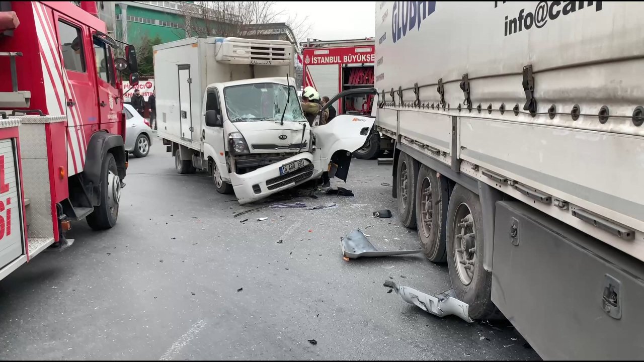 Esenyurt'ta kamyonet TIR'a çarptı: 1 kişi yaralandı