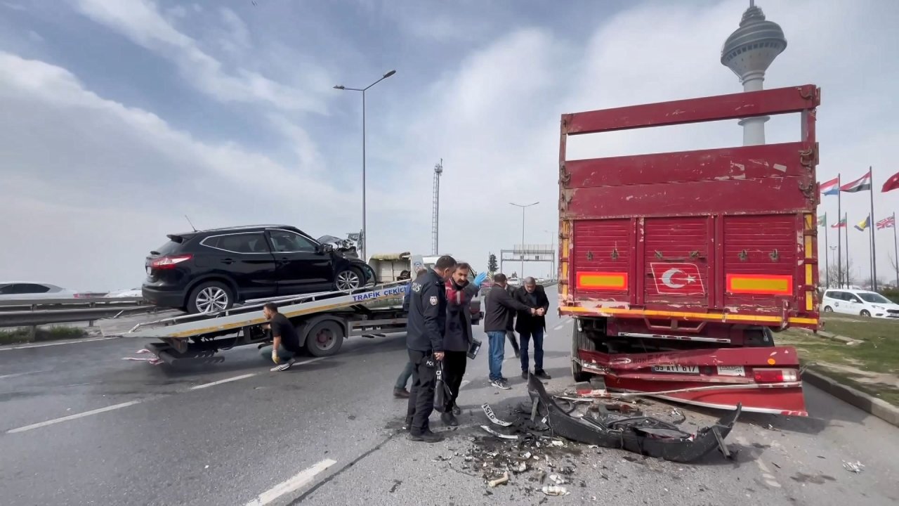 İstanbul'da feci kaza! TIR'a arkadan çarpan otomobilin sürücüsü öldü