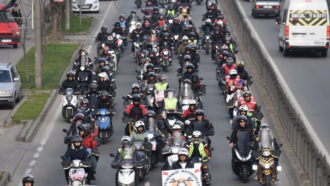 Motosikletli kuryelerden 'Trafikte biz de varız' eylemi
