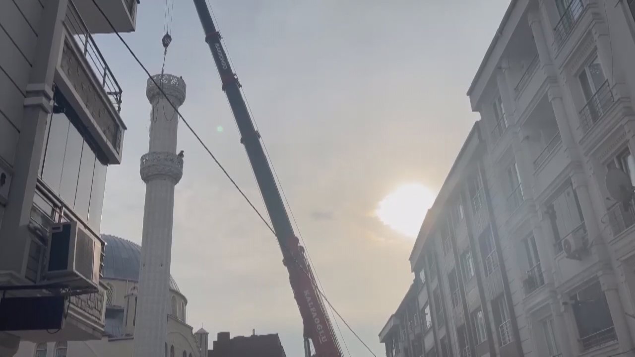 İstanbul'da cami minaresi devrildi: Çevredeki evler zarar gördü