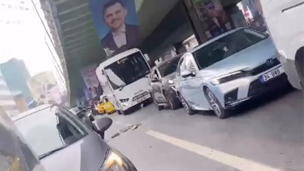 Akılalmaz olay! İstanbul'un göbeğinde otomobillerin üzerine taş parçaları düştü