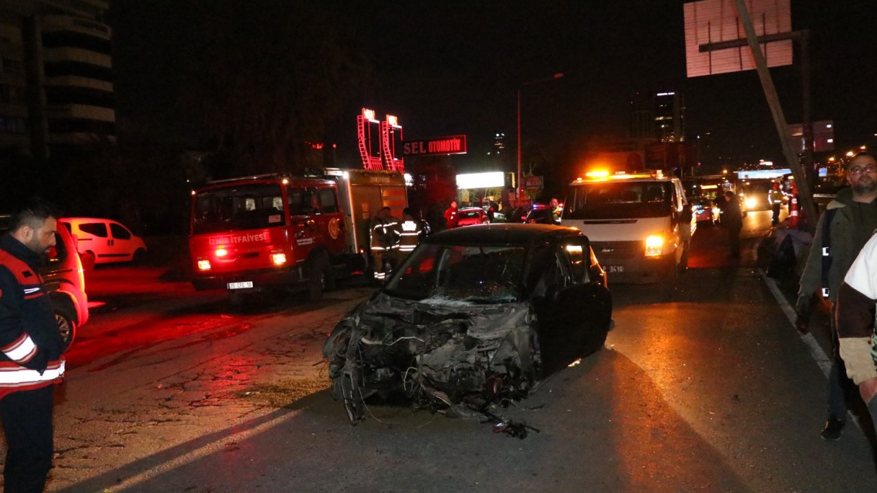 İzmir'de korkunç kaza: Bariyere ve aydınlatma direğine çarpan otomobilin sürücüsü öldü