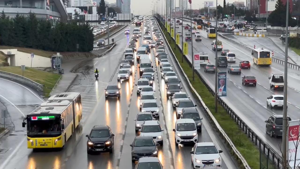 İstanbul'da yağmur etkisi: Trafik yoğunluğu yüzde 80’e ulaştı