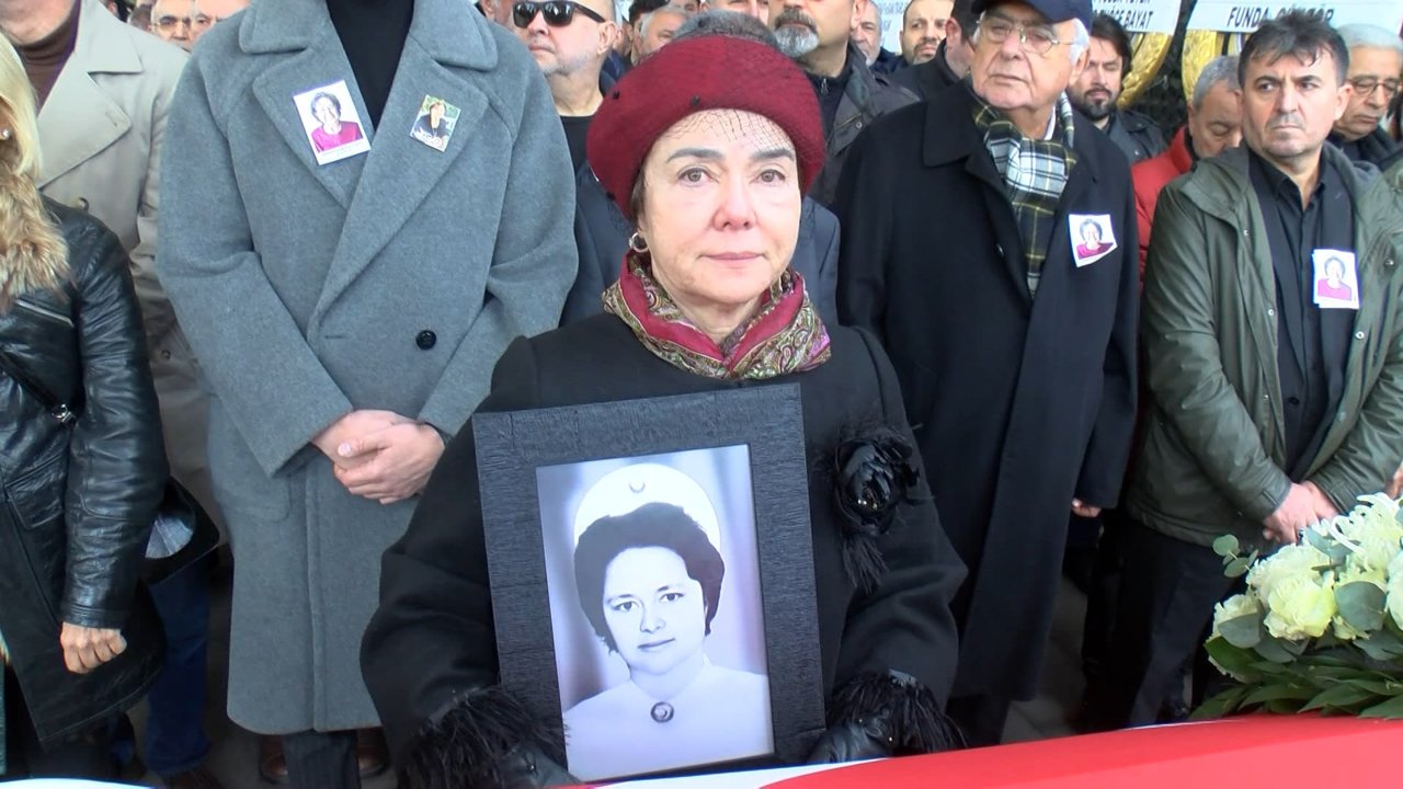 Türk Ordusu'nda 30 yıldır görev yapan hemşire son yolcuğuna uğurlandı