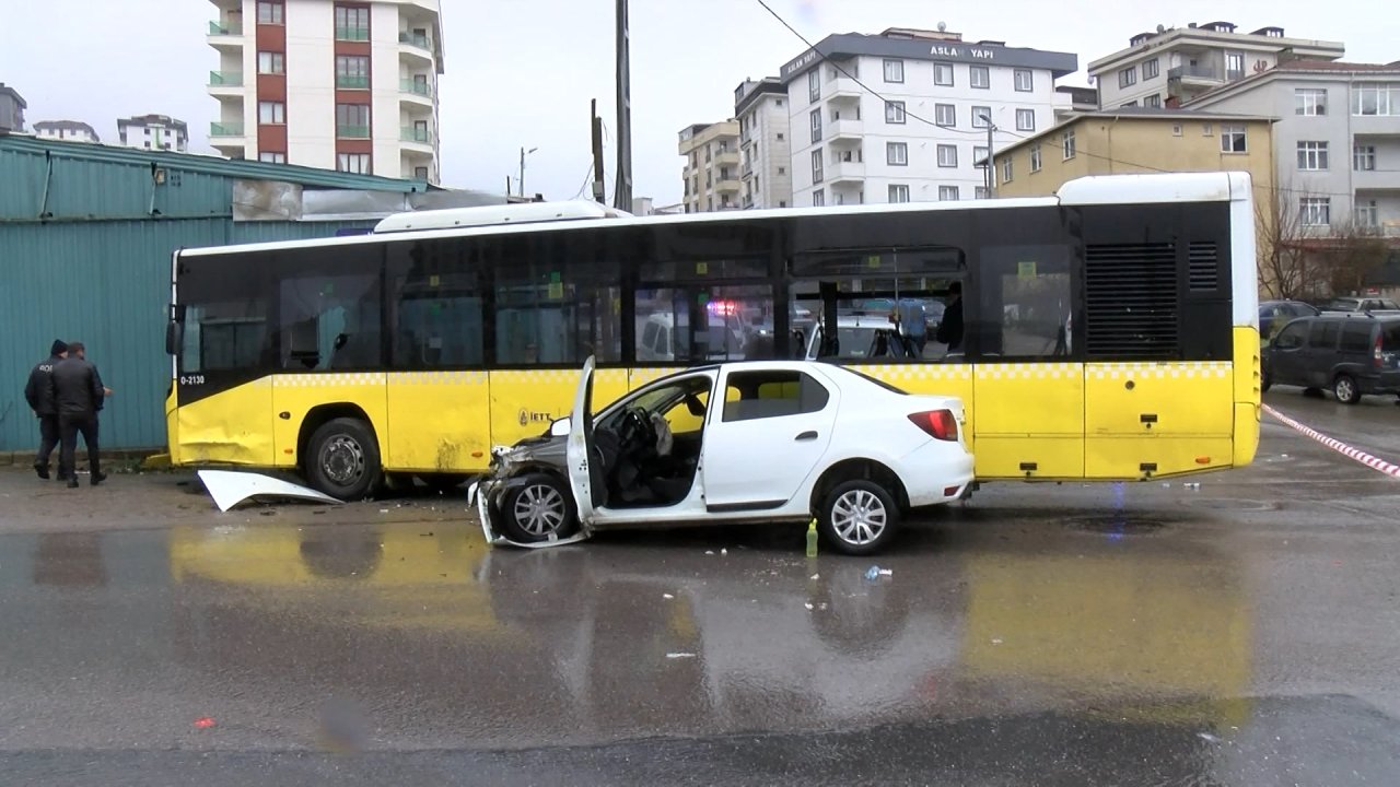 İETT otobüsü ile otomobil çarpıştı: Yaralılar var