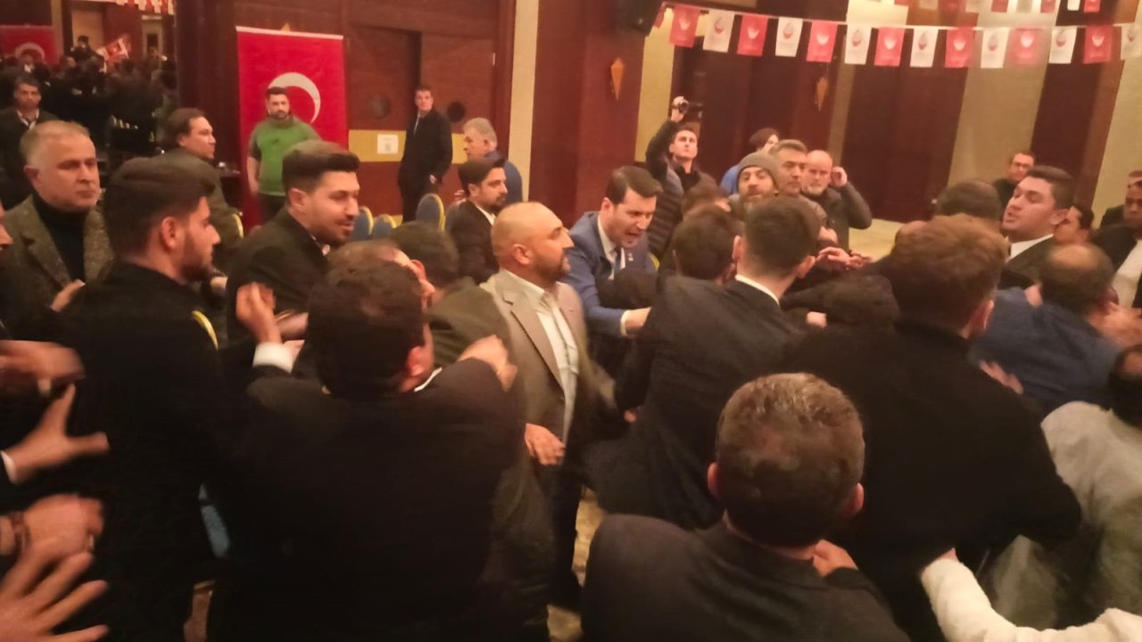 Zafer Partisi'nin aday tanıtım toplantısında kavga! Ümit Özdağ çileden çıktı: 'Terbiyesiz adamlar'