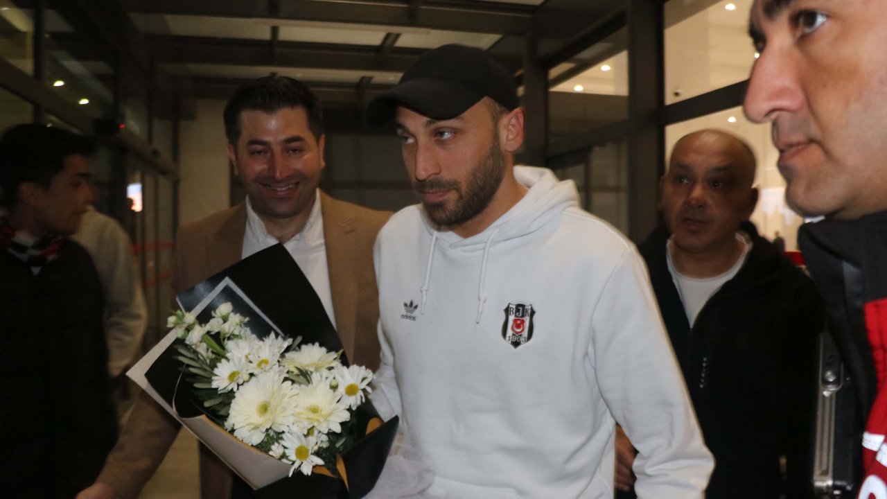 Beşiktaşlı futbolcular çiçeklerle karşılandı