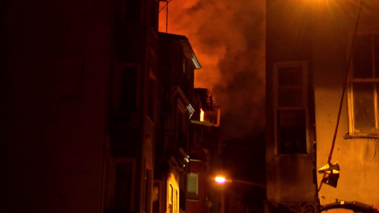 Beyoğlu'nda bir binada yangın çıktı