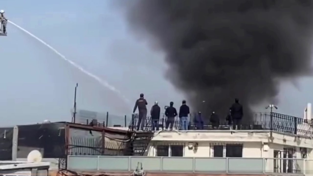 Eminönü'nde yangın paniği! Alevler kontrol altına alınmaya çalışılıyor