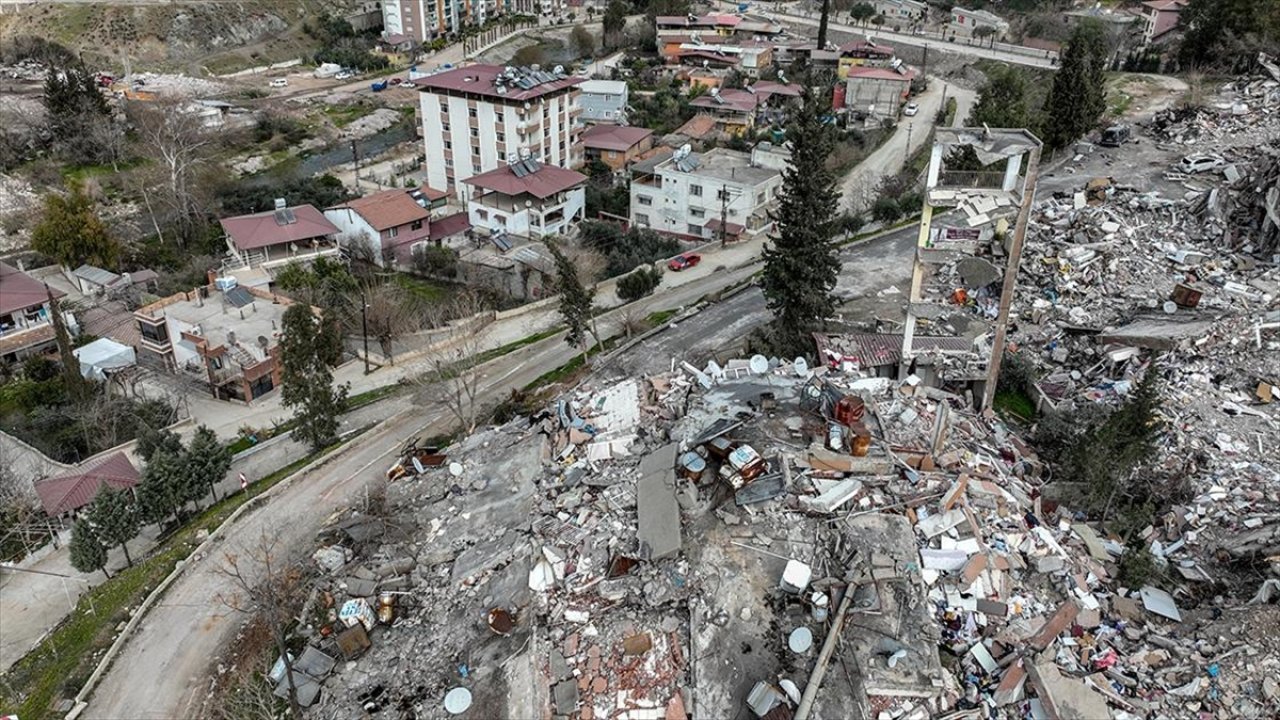 Depremde 6 kişiye mezar olmuştu: Binayla ilgili 7 sanık hakkında dava