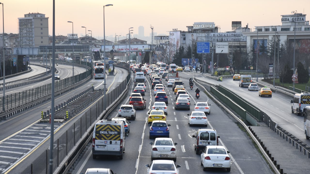 İstanbul'da ilk iftar öncesi trafik yoğunluğu yüzde 74'e ulaştı