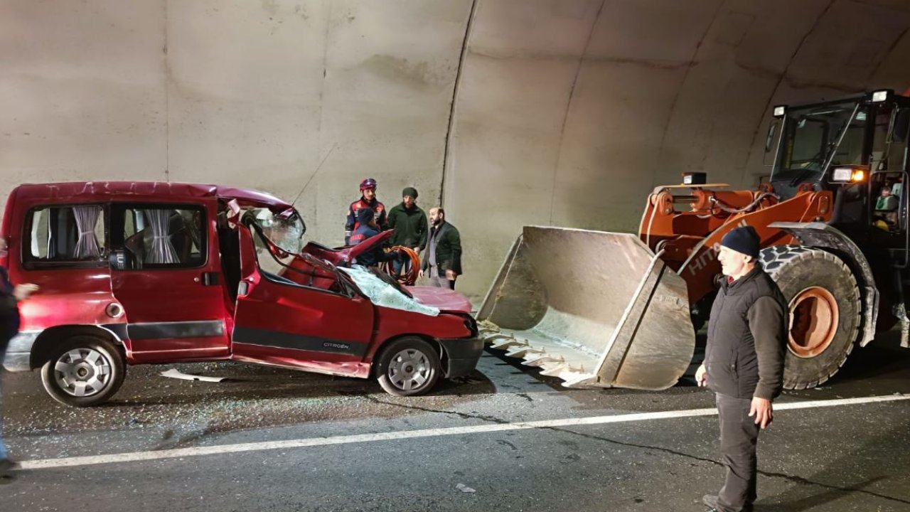 Tünele tersten giren araç, iş makinesine çarptı: 1 ölü