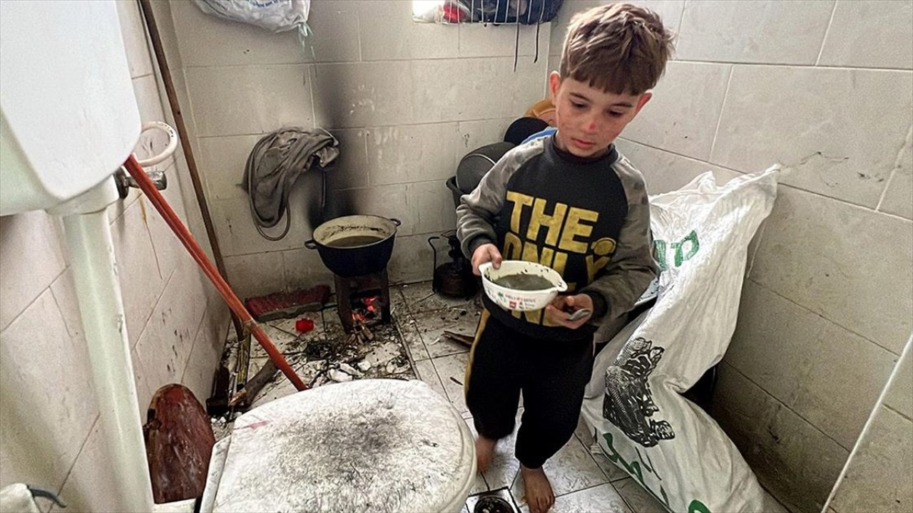 Gazzeliler yer olmadığı için banyoda yemek pişiriyor