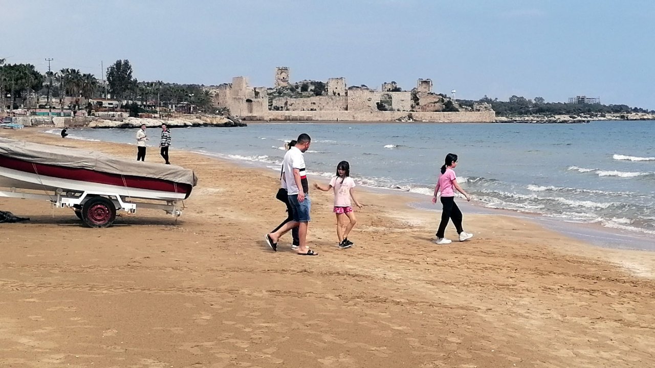 Akdeniz'e yaz geldi! Sıcak havanın keyfini denize girerek çıkardılar