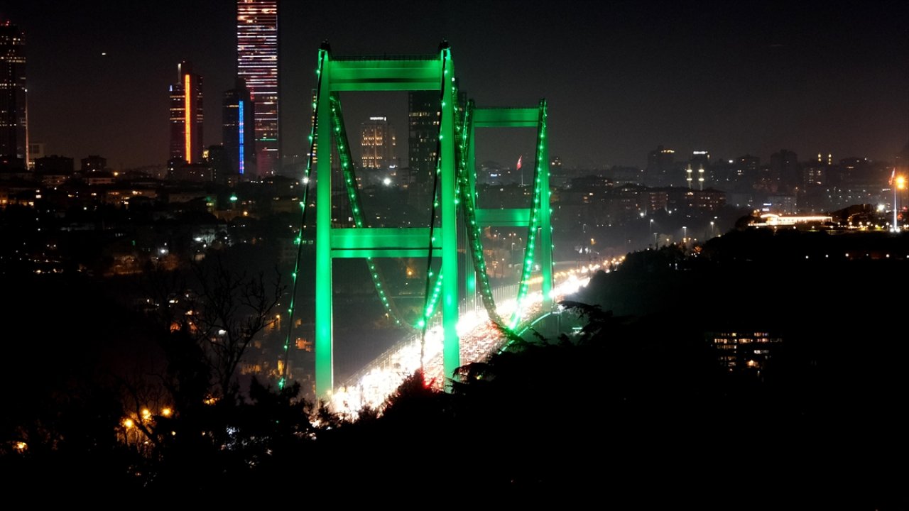 FSM Köprüsü milli gün için yeşile büründü