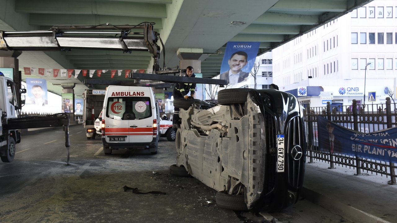 İstanbul'da ambulansla minibüs çarpıştı: 3 yaralı
