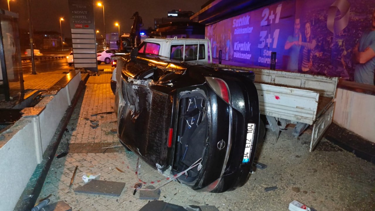 D-100 Karayolu'nda feci kaza: Takla atan otomobil önce durağa sonra kamyonete çarptı
