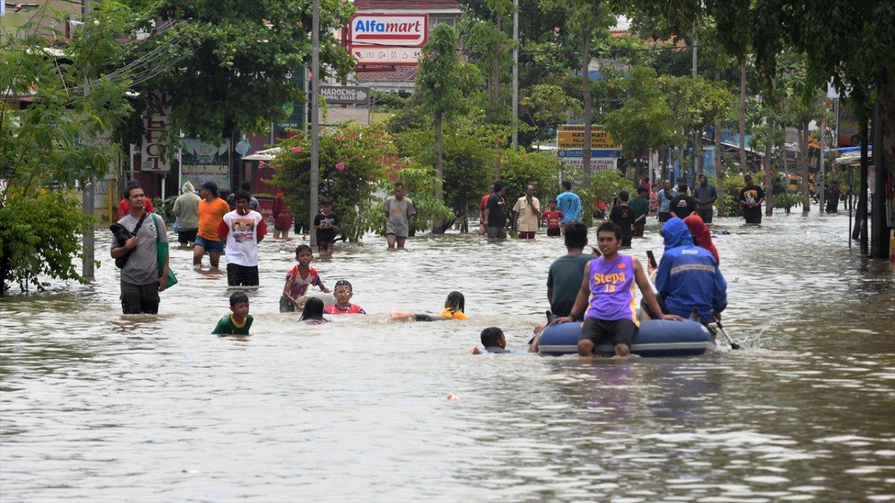Endonezya'da sel felaketi: Binlerce kişi yerinden oldu