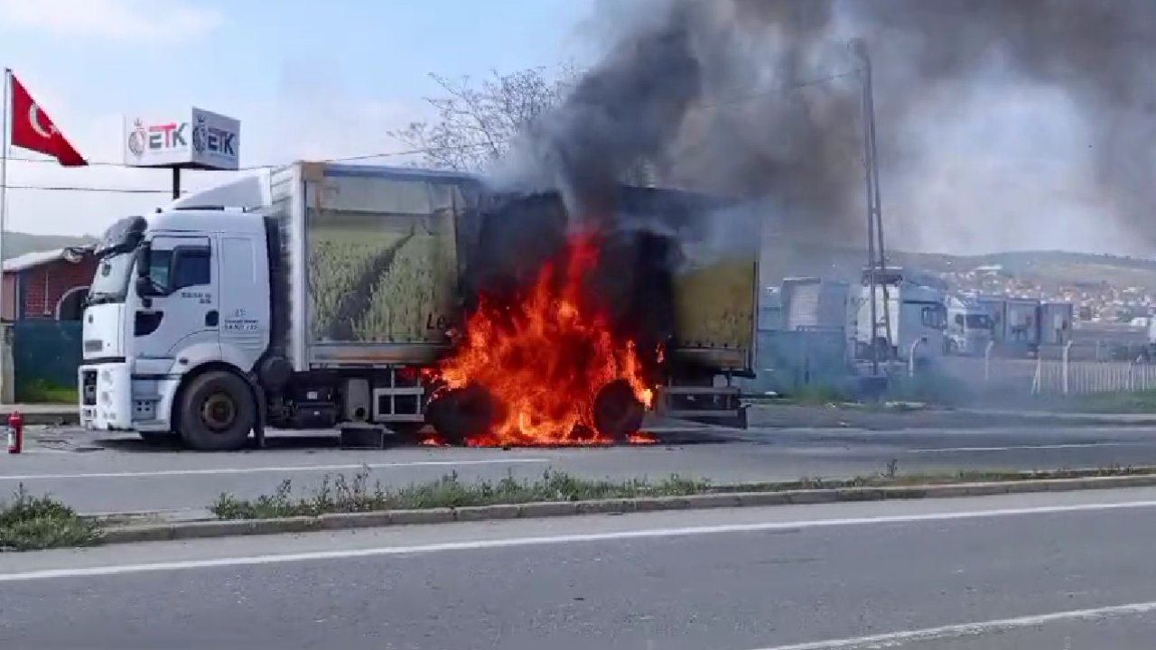 Çatalca'da yük dolu kamyonda yangın çıktı