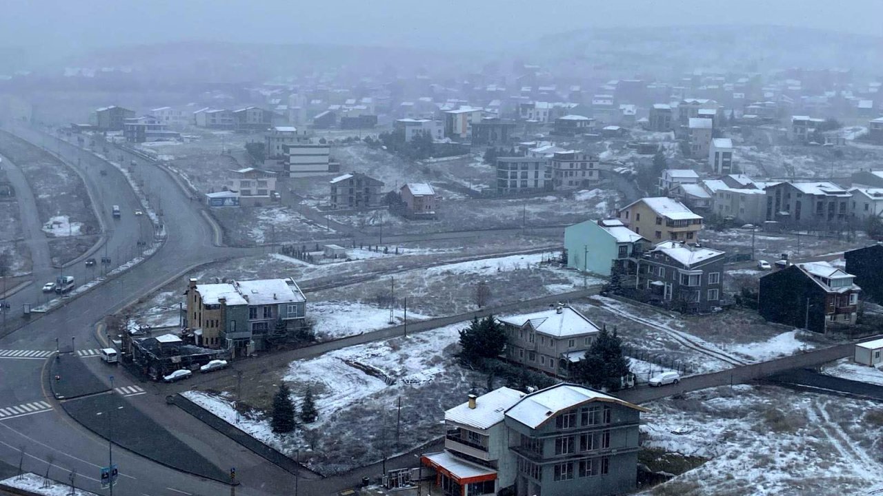 Başkentte kar yağışı: Yüksek kesimler beyaza büründü