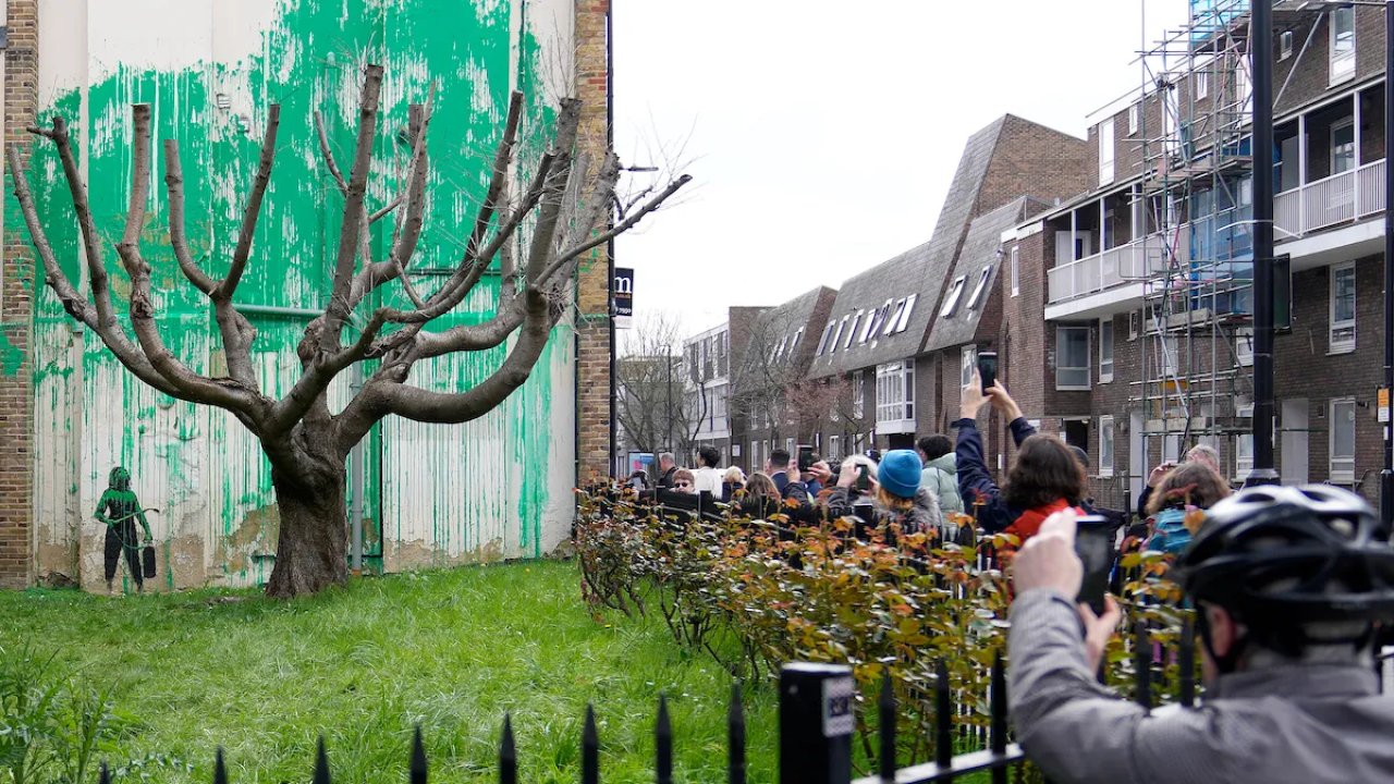 İngiliz sokak sanatçısı Banksy'nin yeni eseri ziyaretçi akınına uğradı