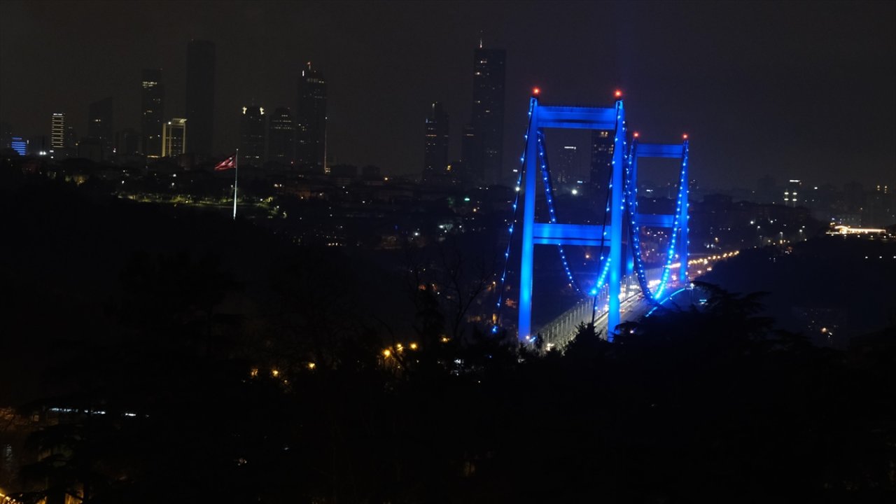 Megakentteki köprüler mavi renkle aydınlatıldı