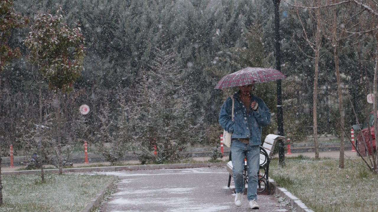Ankara'da kar yağışı: Başkent beyaz örtüyle kaplandı