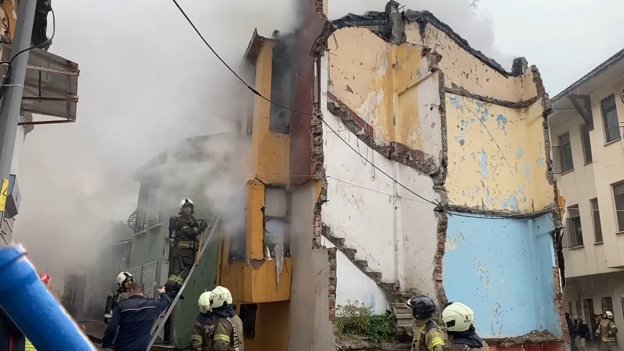 İstanbul'da binada yangın: Çok sayıda ekip sevk edildi
