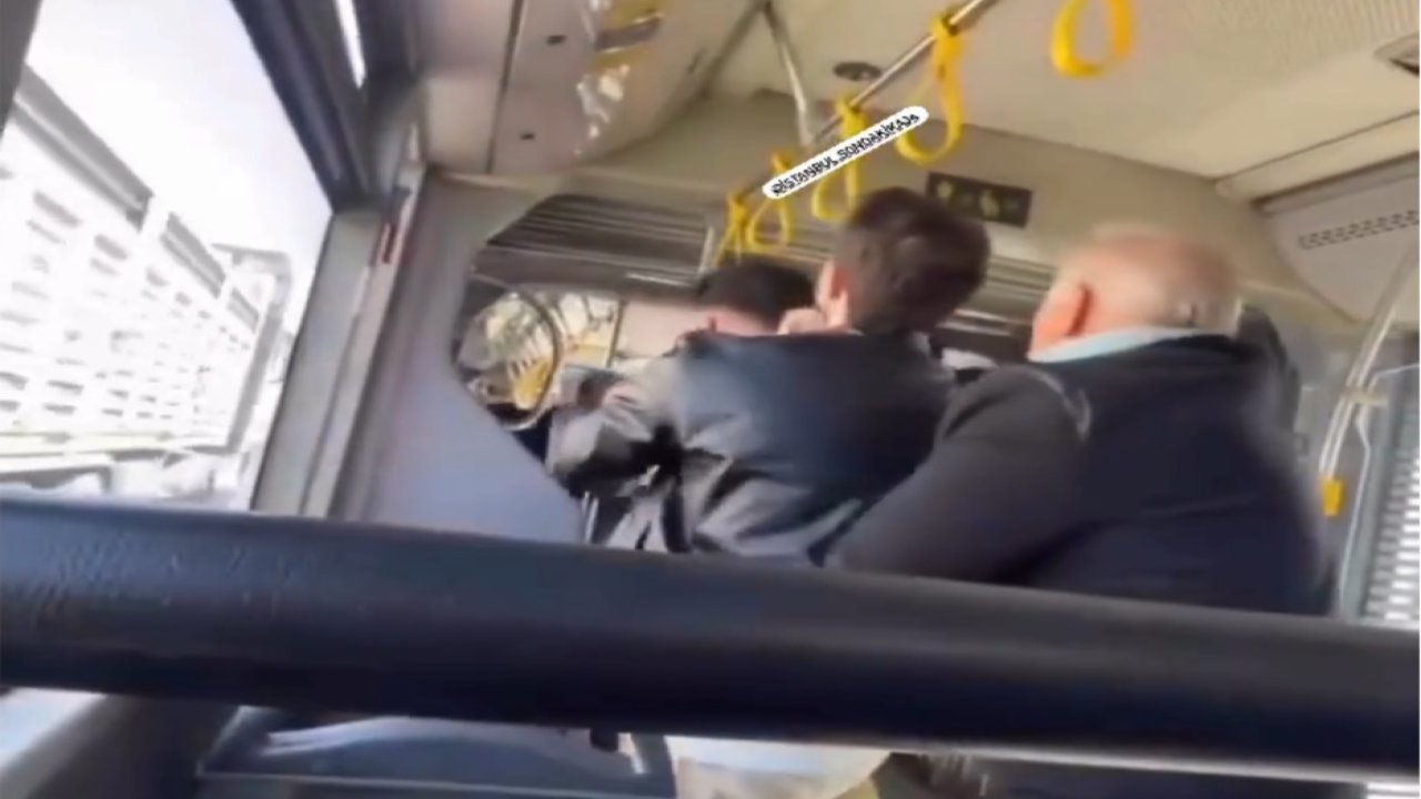 Metrobüste yumruklu kavga! Vatandaşlar zor ayırdı