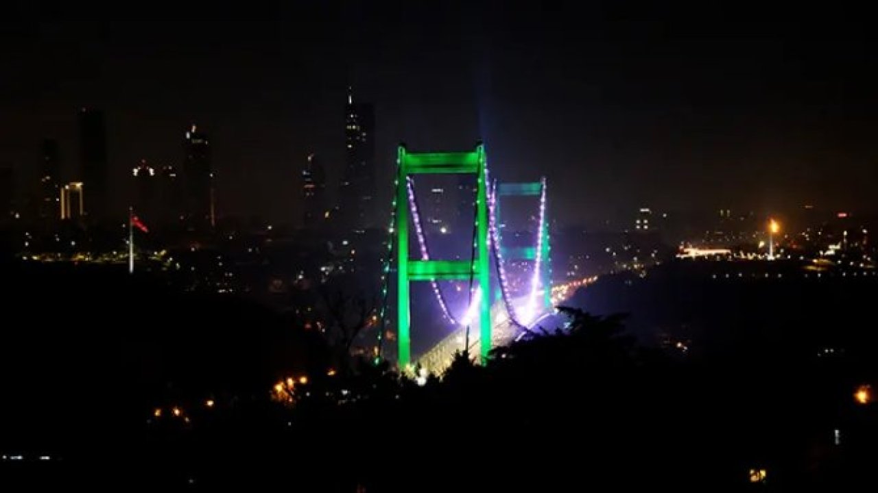 İstanbul dün gece yeşil renge büründü
