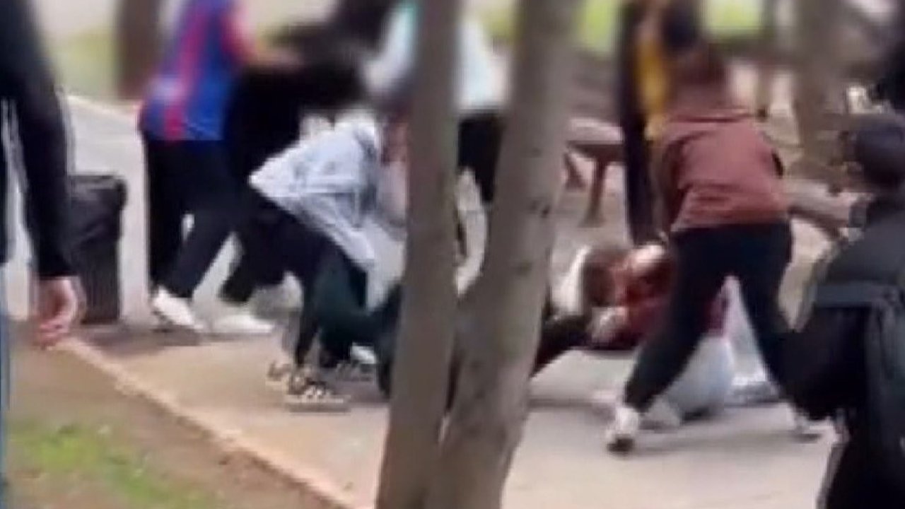 Parkta buluşan liseli öğrenciler birbirine girdi: Saç saça baş başa kavga ettiler