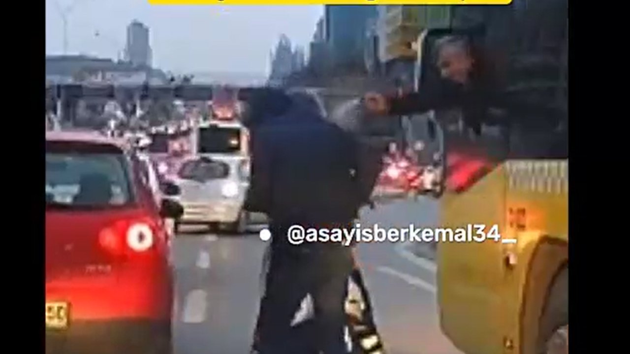 İETT şoförü, kendisine saldıran motorculara biber gazı sıktı!