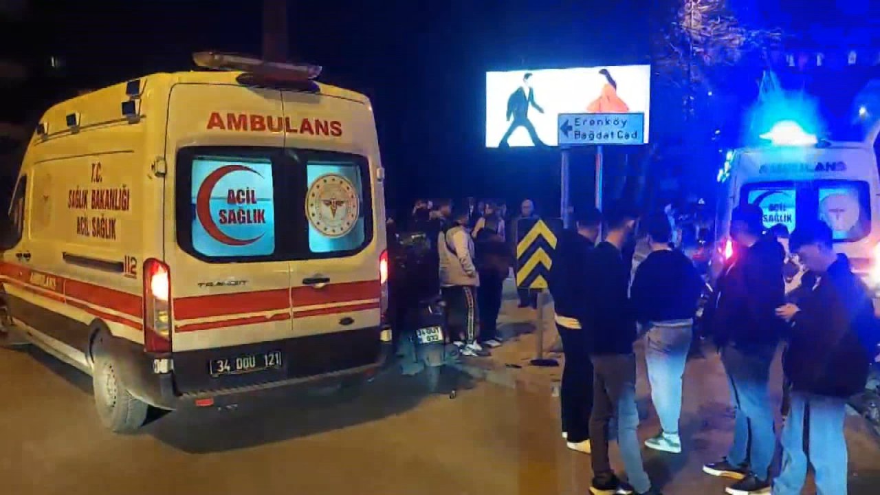 İstanbul'da otomobil ile motosiklet çarpıştı: Yaralılar var
