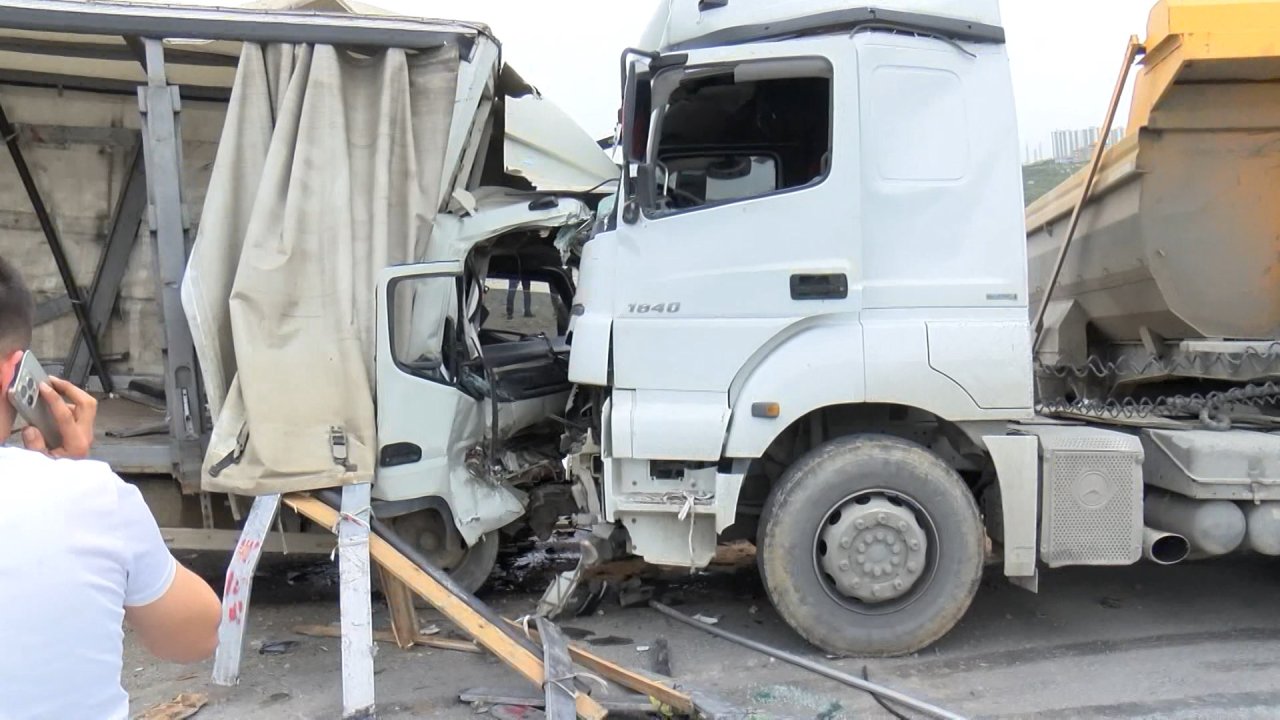 Kamyonet hafriyat kamyonuna çarptı: 2 yaralı