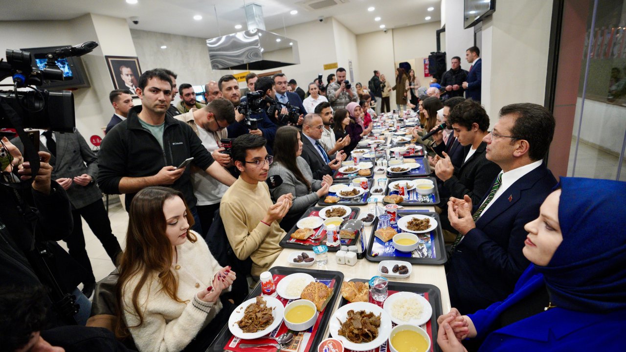 Ekrem İmamoğlu öğrencilerle birlikte iftar yaptı
