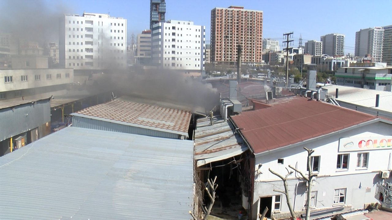 Tekstil fabrikasında korkutan yangın: Çok sayıda ekip sevk edildi