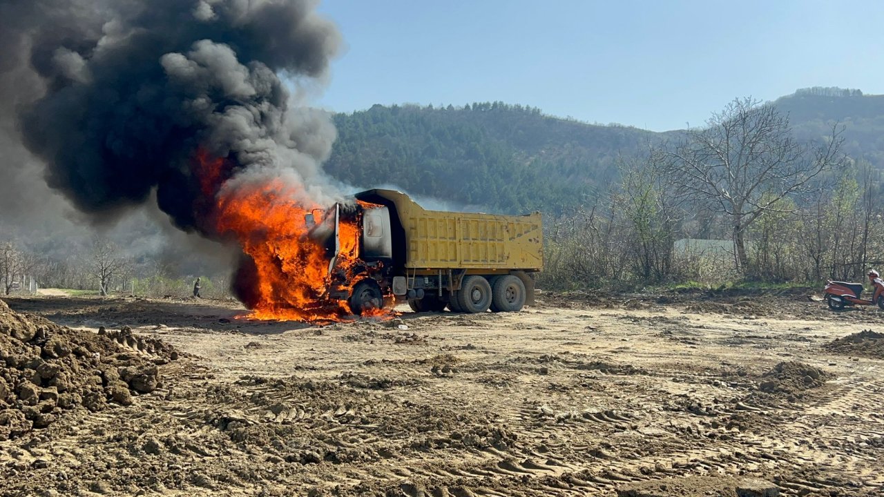 Bursa'da hafriyat kamyonunda yangın çıktı