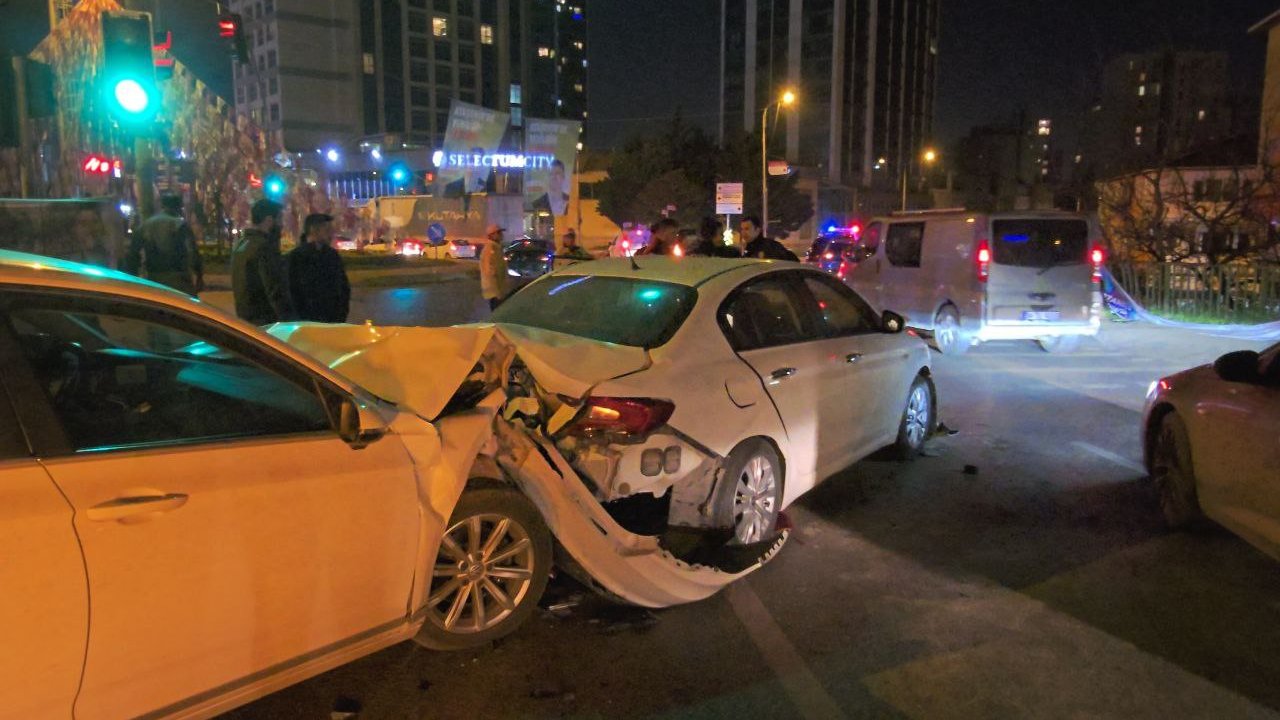 Otomobil, kırmızı ışıkta bekleyen araçlara çarptı: Yaralılar var