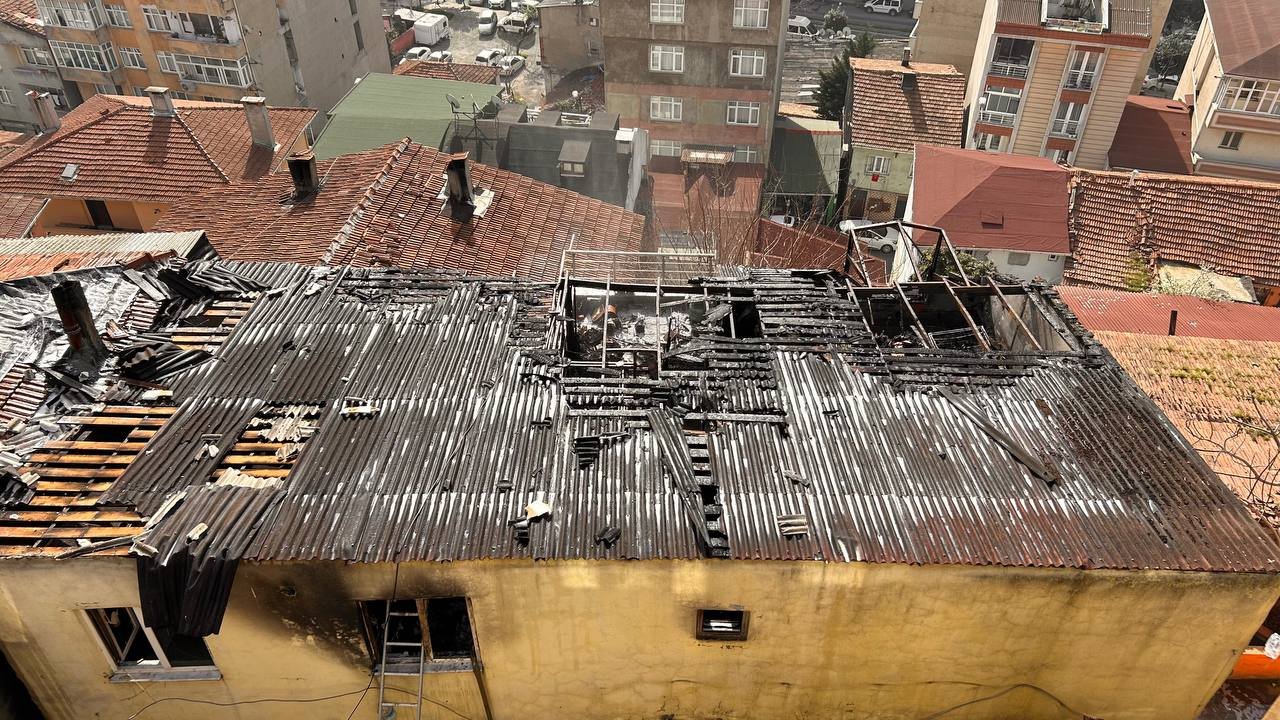 İstanbul'da yangın paniği: 4 gecekondu hasar gördü, 1 kişi yaralandı