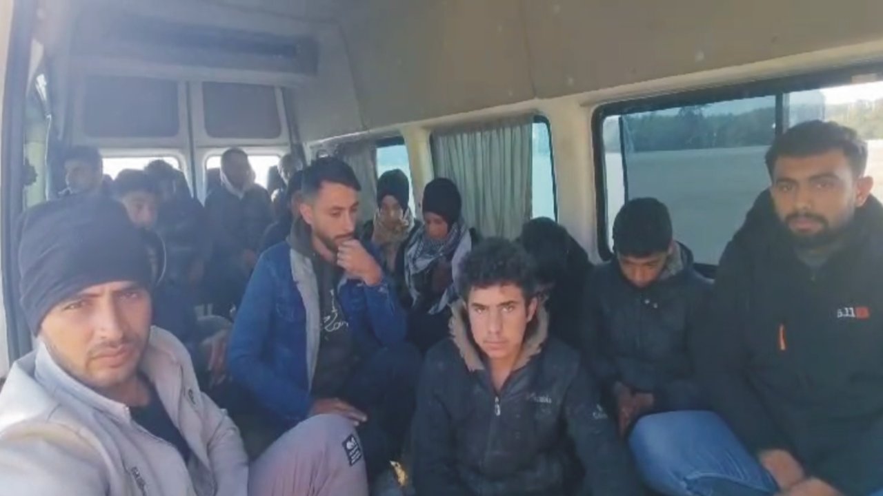 Sürücü minibüsü bırakıp kaçtı: 4 araçtan 34 kaçak göçmen çıktı