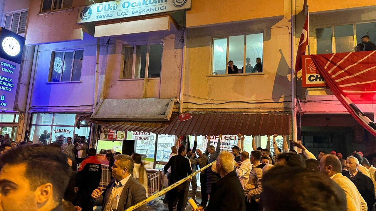 CHP ilçe başkanlığında seçim kutlamasında balkon çöktü; 1'i ağır, 4 yaralı