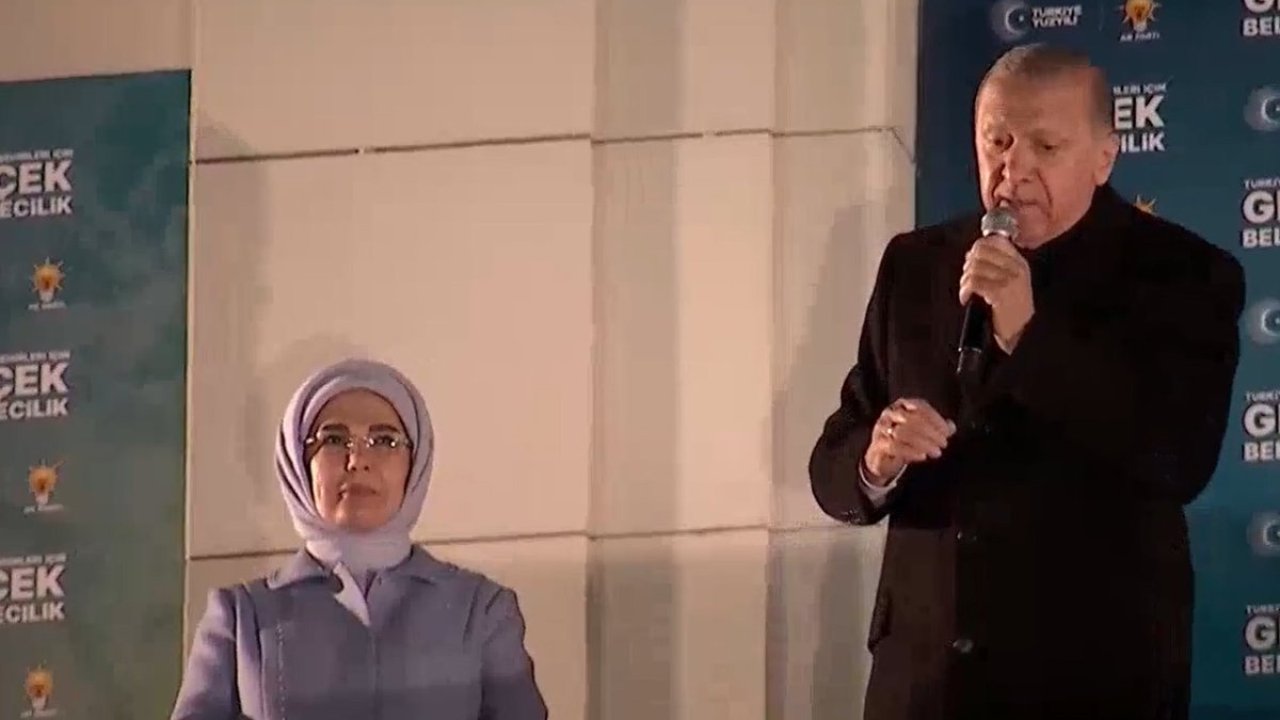 Erdoğan balkon konuşması yaptı! "Dik duracağız, dikleşmeyeceğiz"