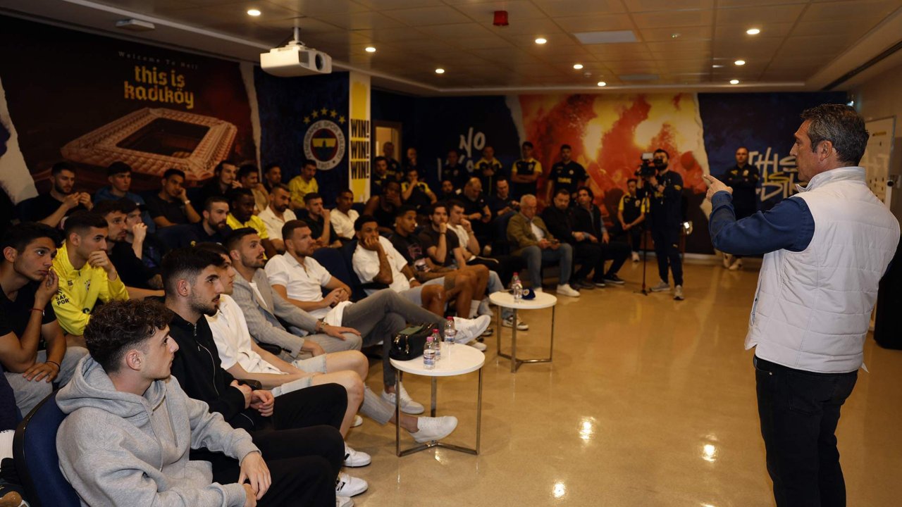 Fenerbahçe Başkanı Ali Koç futbolcular bir araya geldi