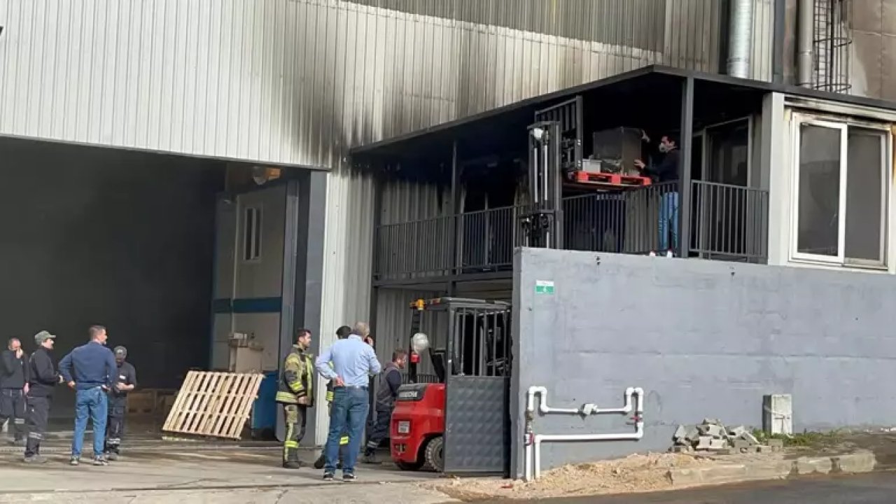 Çayırova'da fabrikada yangın çıktı, alevler yan fabrikaya sıçradı