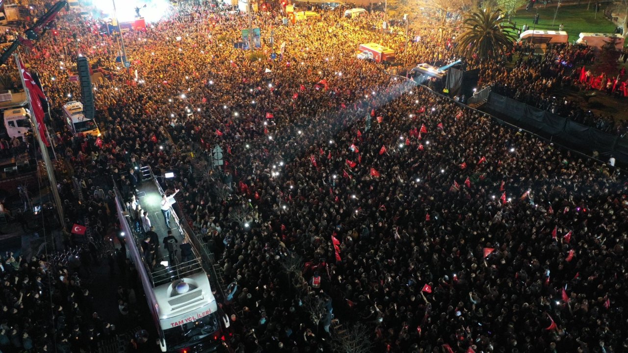 Ekrem İmamoğlu Ak Parti'den Cumhuriyet Halk Partisi'ne geçen ilçeleri sıralarken Üsküdar'ı üzerine basarak vurguladı.