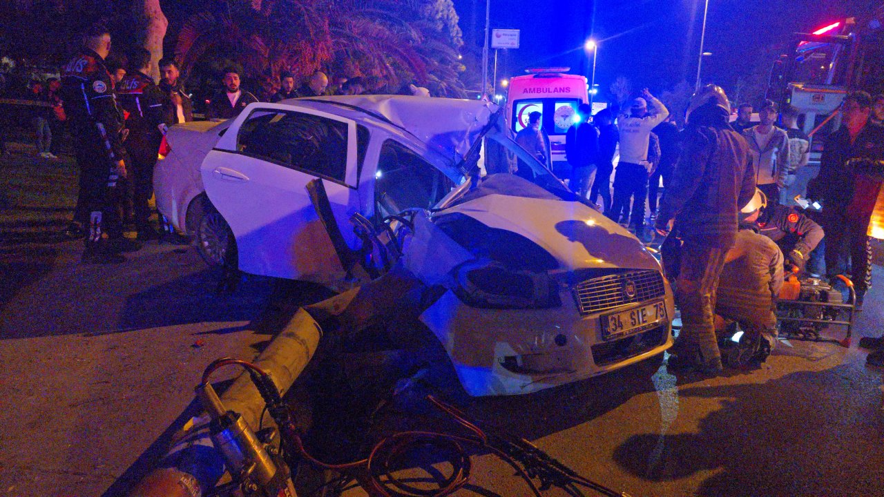 İstanbul'da feci kaza: Otomobilde sıkışan yaralıların yardımına itfaiye yetişti