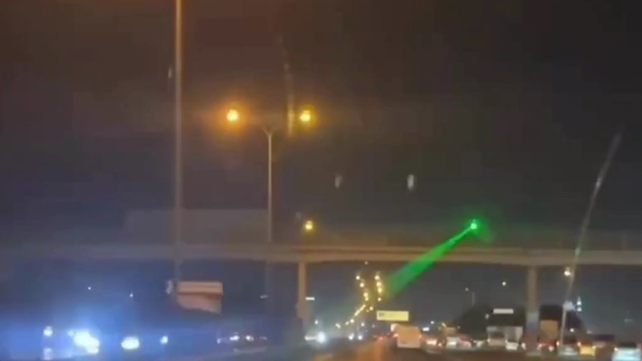 Trafikteki sürücülere kaza yaptırmak için lazer tuttular